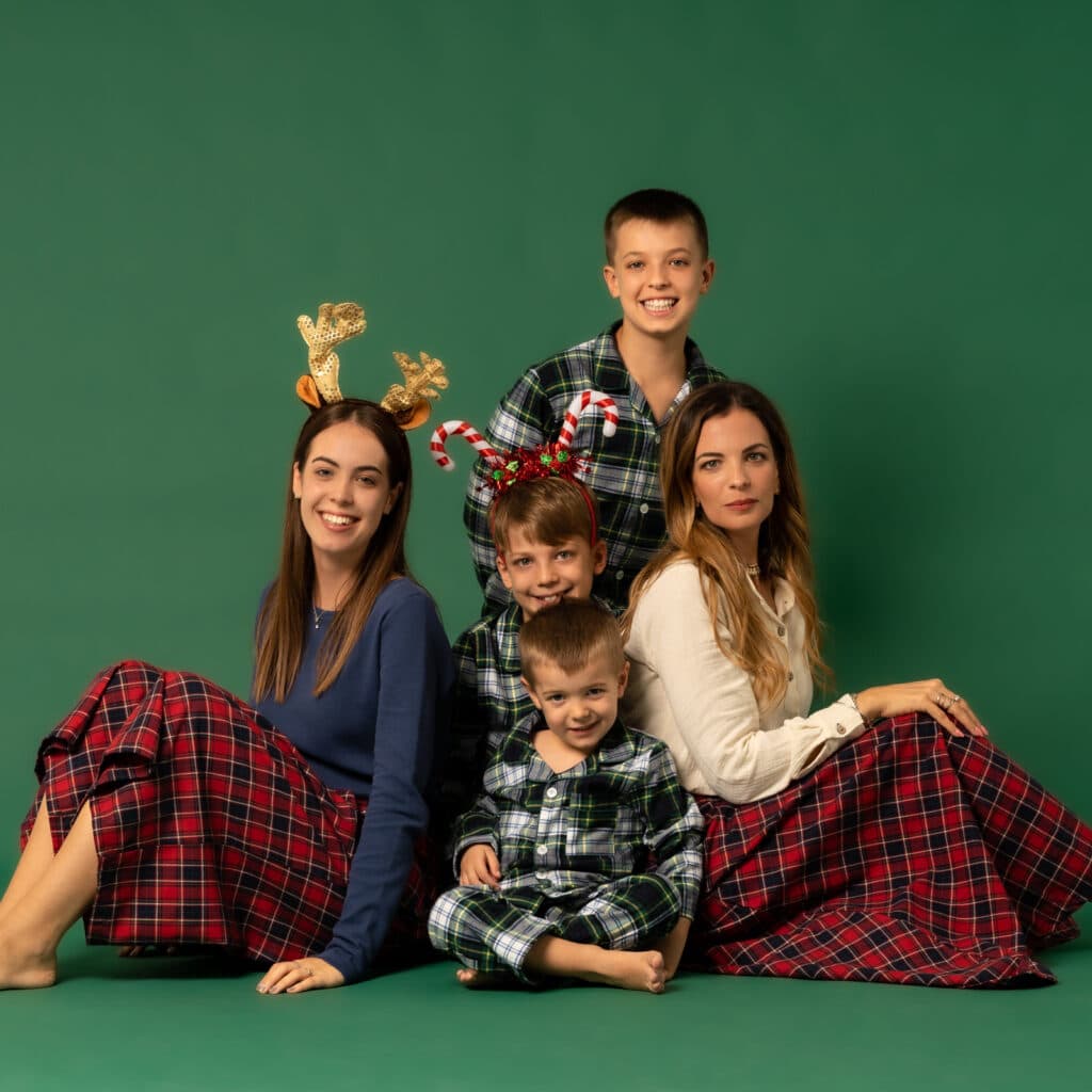 Vestiti per bambina e bambino di Natale: pigiamini, look di Natale mamma e figlia eleganti e comodi. Scopri tutti i vestiti di Natale per bambini.